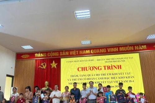 Thăm và tặng quà trẻ em khuyết tật hoàn cảnh khó khăn