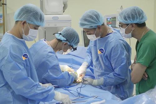 Đau lưng tưởng đơn giản, phát hiện 'quả bom nổ chậm' trong ổ bụng