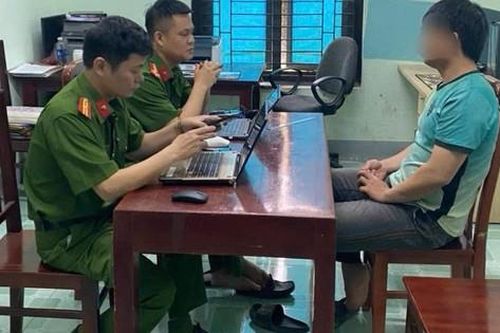 Thấy con gái 14 tuổi thần sắc nhợt nhạt, bố gặng hỏi mới biết sự thật đau lòng