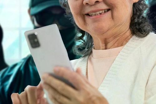 Cụ bà ngoài 80 tuổi người Nhật bị những kẻ giả danh cảnh sát lừa 7,5 triệu USD