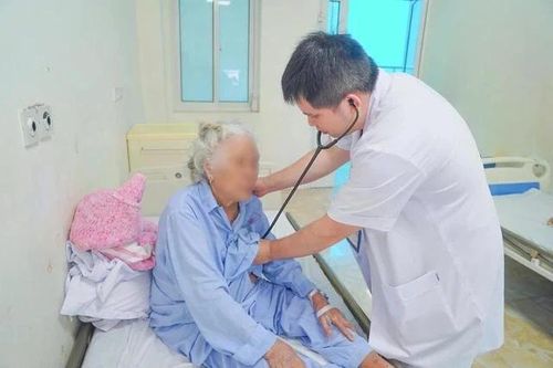 Thay van động mạch chủ qua da cứu sống cụ bà 91 tuổi suy tim, suy thận nặng