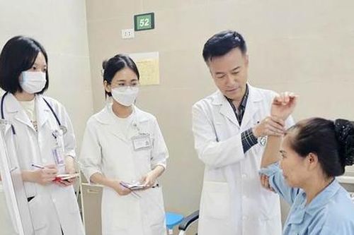 Đừng để vai 'đông cứng' mới đi khám