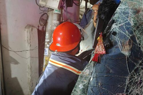 'Nghẹt thở' giây phút Cảnh sát cứu nạn 2 người mắc kẹt trong ô tô tải tại Hải Phòng