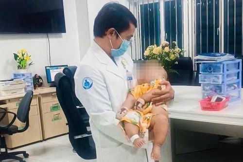 Bé trai 7 tháng tuổi mắc khối u não khổng lồ