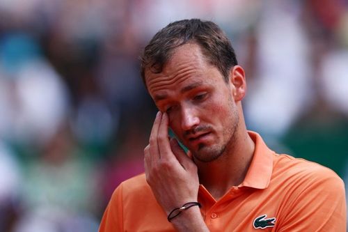 Medvedev sụp đổ, đập vợt trong trận thua trắng Berrettini