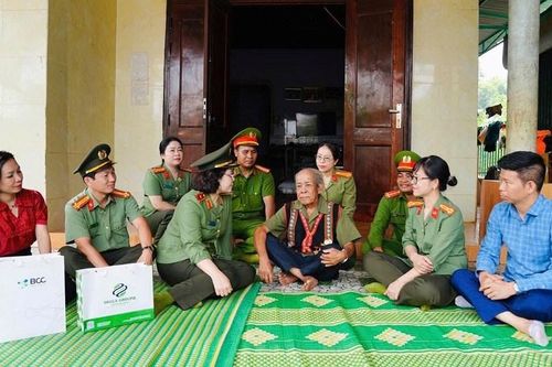 Hội Phụ nữ Công an nhân dân mang yêu thương đến với xã vùng biên Ia O