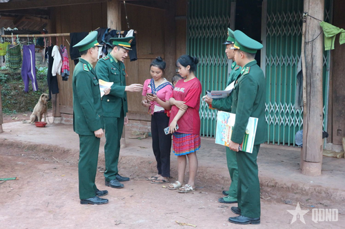 Cùng nhân dân giữ vững ổn định vùng biên