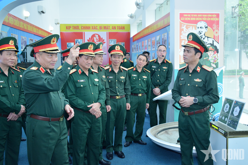 Thượng tướng Nguyễn Văn Hiền làm việc với Binh chủng Thông tin liên lạc