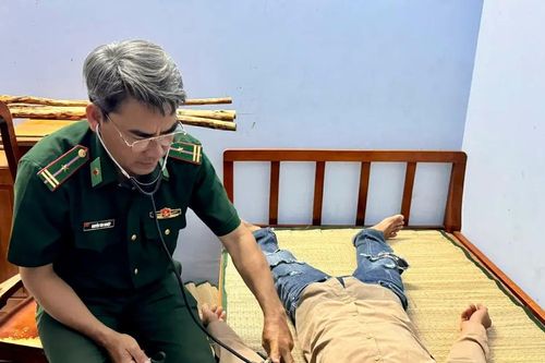 Cà Mau: Cứu kịp thời 2 thuyền viên trôi dạt vào cửa biển
