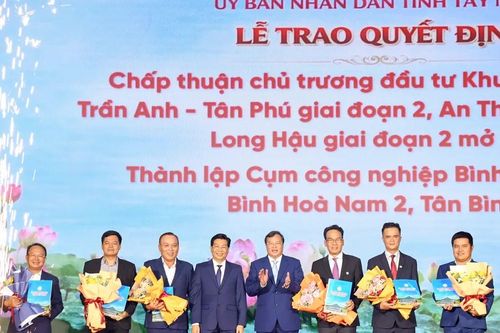 Tây Ninh trao quyết định đầu tư 3 khu công nghiệp, thành lập 3 cụm công nghiệp