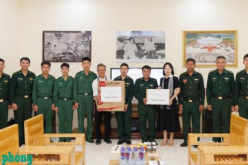 Những món quà vun đắp tri thức nơi biên cương