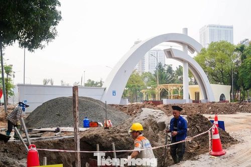 Hà Nội: Vừa chỉnh trang xong, công viên Cầu Giấy tiếp tục rào chắn xây bể điều tiết