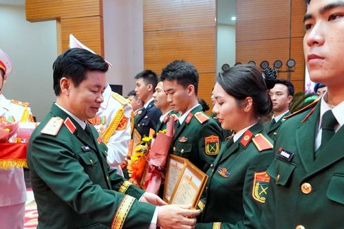 Bóng hồng quân y tài năng