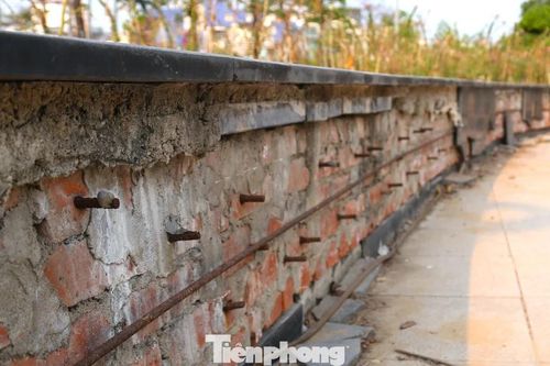 Phố đi bộ ở Nghệ An xuống cấp, đá ốp bong tróc, lộ cốt thép