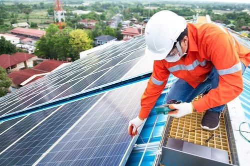 Điện mặt trời mái nhà kèm pin lưu trữ: Vì sao người dân còn e dè?