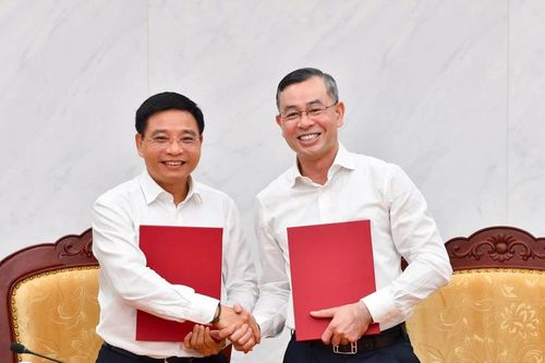 Phó Thủ tướng Nguyễn Văn Thắng và Bộ trưởng Tài chính Ngô Văn Tuấn bàn giao công tác