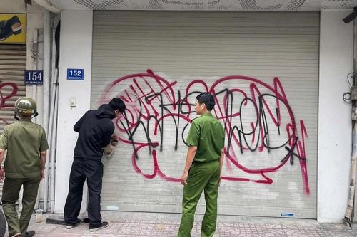 TPHCM: Mang 8 bình sơn đi... vẽ bậy