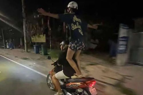 Đứng trên yên xe 'diễn xiếc' để quay TikTok, hai nam sinh bị xử phạt
