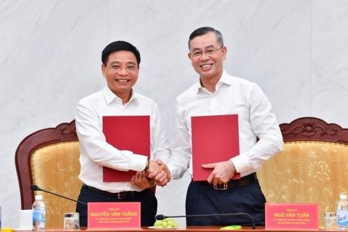 Bàn giao công tác giữa Phó Thủ tướng Nguyễn Văn Thắng và Bộ trưởng Bộ Tài chính Ngô Văn Tuấn