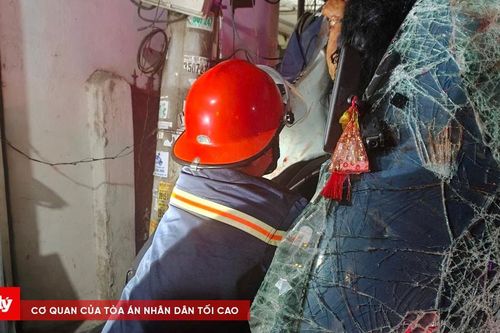 Xe tải đâm vào cột điện, 2 người bị thương mắc kẹt trong cabin