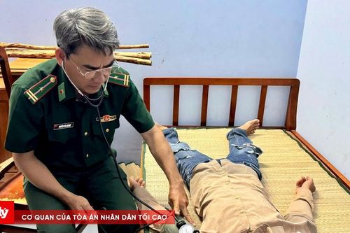 Kịp thời hỗ trợ 2 thuyền viên gặp nạn trên biển