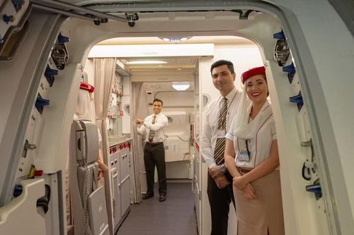 Bí mật sau việc cúi chào của tiếp viên ở cửa máy bay, nhiều người không biết