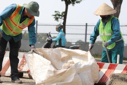 Hơi nóng hầm hập bủa vây, người dân TPHCM vật lộn dưới nắng 40 độ C