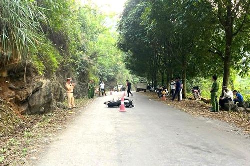 Bị dừng xe kiểm tra, nam thanh niên tông gãy chân Cảnh sát giao thông
