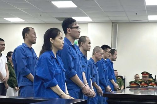 Dùng điện thoại 'rút ruột' thẻ Visa, chiếm đoạt hơn 8,5 tỉ đồng, 13 bị cáo lĩnh án