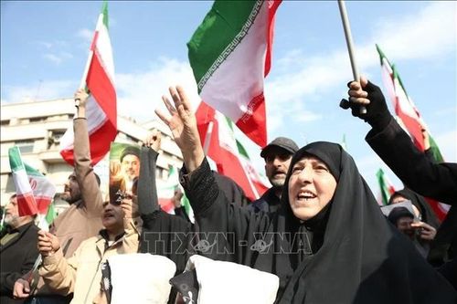 Người dân Iran đổ ra đường sau khi lệnh ngừng bắn với Mỹ được công bố