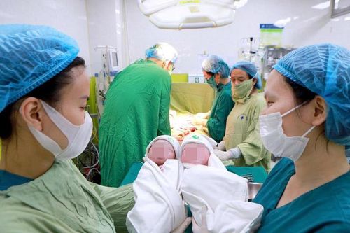 Sản phụ 56 tuổi mang song thai 'vượt cạn', hai bé chào đời cách nhau một phút