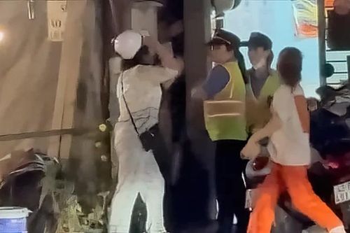 Bắt khẩn cấp người hành hung nhân viên gác chắn đường sắt