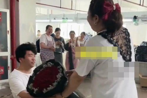 Quá nhút nhát không dám cầu hôn, chàng trai bị 'ép' quỳ giữa nhà máy và cái kết bất ngờ