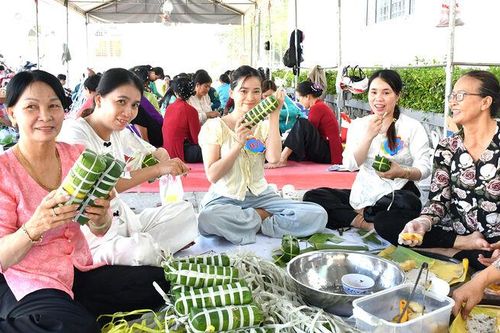 Sôi nổi Hội thi làm các loại bánh đặc trưng của đồng bào Khmer mừng Tết Chôl Chnăm Thmây