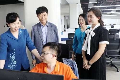 Bắc Ninh: Chủ tịch Ủy ban MTTQ tỉnh Nguyễn Thị Hà thăm, tặng quà doanh nghiệp, công nhân