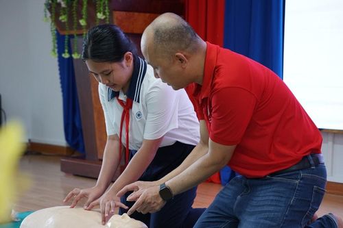Lợi ích 'kép' khi giáo viên và học sinh học kỹ năng cấp cứu