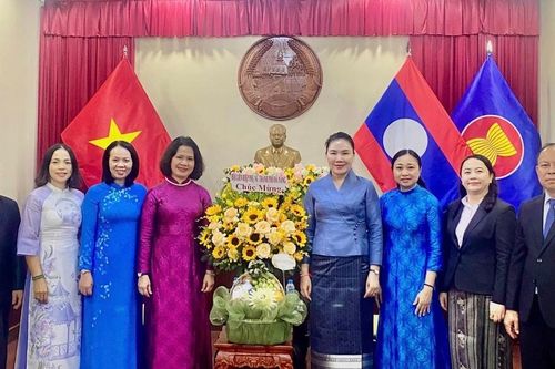Hội Liên hiệp Phụ nữ thành phố chúc mừng Tổng Lãnh sự quán Lào nhân dịp Tết Bunpimay