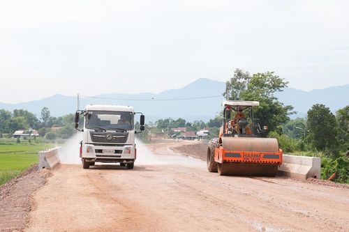 Khẩn trương gỡ vướng, tăng tốc tiến độ các dự án giao thông