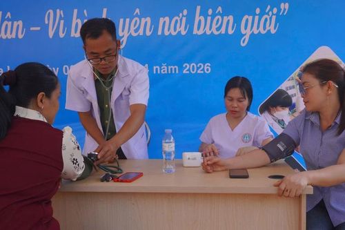 Hơn 100 phần quà đến với người dân vùng biên xã Ia Dom