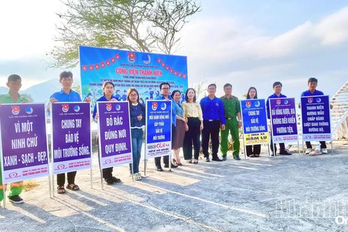 Đoàn phường Ninh Chử tiếp nhận và lắp đặt 20 bảng tuyên truyền