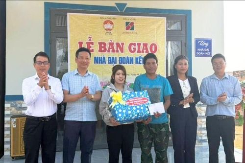 Xã Tà Năng trao nhà đại đoàn kết cho hộ nghèo