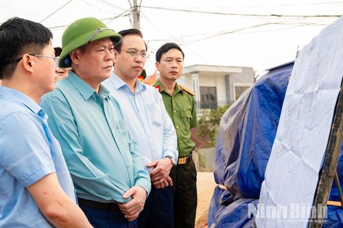 Đồng chí Lê Quốc Chỉnh, Phó Bí thư Tỉnh ủy, Chủ tịch HĐND tỉnh kiểm tra công tác PCTT tại khu vực phía Bắc tỉnh