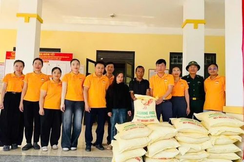 Cấp phát gạo cứu đói mùa giáp hạt cho đồng bào dân tộc thiểu số