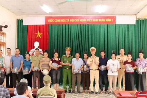 Tuyên truyền Luật TTATGT cho học sinh, giáo viên và nhân dân xã Mường La