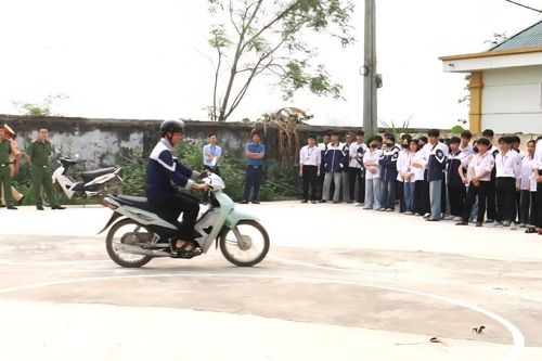 Hướng dẫn kỹ năng tham gia giao thông an toàn cho hơn 1.300 học sinh, giáo viên Ninh Bình