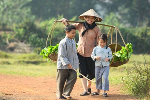 Quang gánh chợ quê (tản văn)