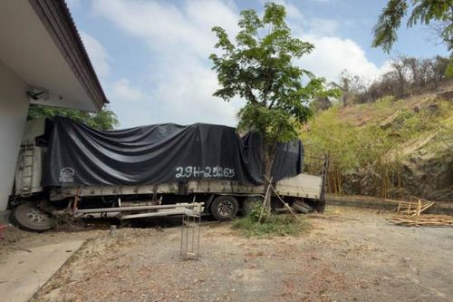 Xe tải tụt dốc tông vào nhà ăn khiến 3 người tử vong