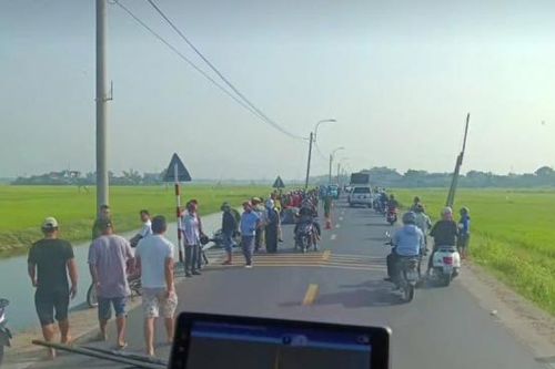 Va chạm giữa taxi với xe máy trên quốc lộ, hai người thương vong
