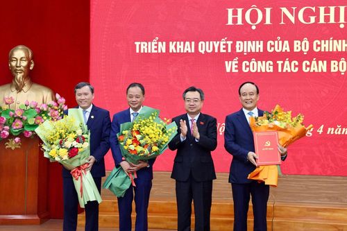 Triển khai quyết định của Bộ Chính trị, Ban Bí thư về công tác cán bộ