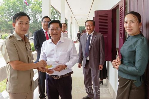 Đoàn công tác tỉnh Cà Mau thăm Trường Hữu nghị Lào - Việt